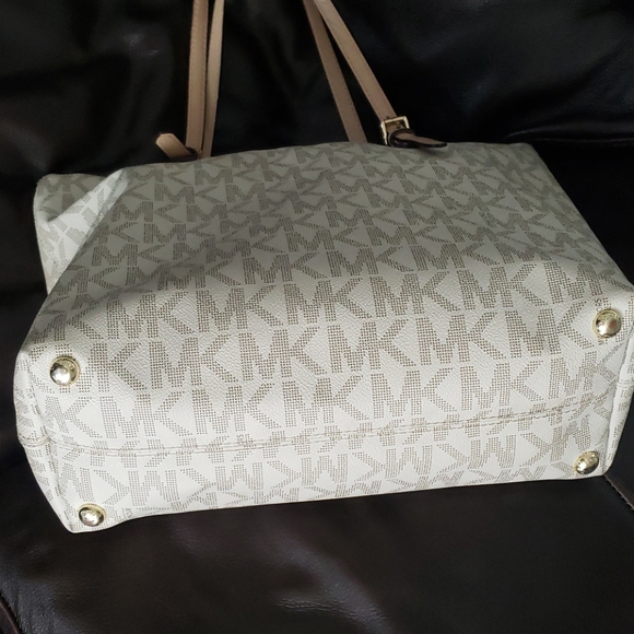 Michael Kors like new condition tote handbag - Picture 4 of 6